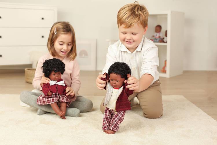 juguetes inclusivos minilad dolls niños y niñas con implante coclear