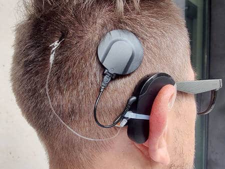 Colgante “invisible” con pinza para el pelo para los aparatos auditivos